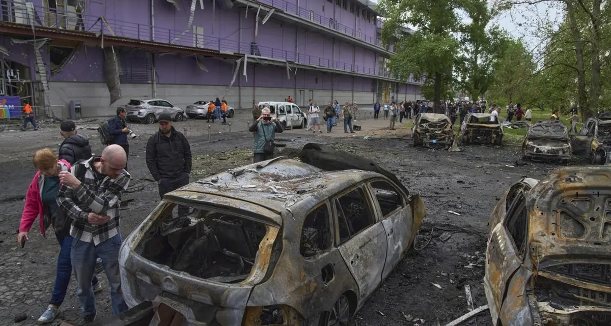Ucraina-Russia, tregua solo sulla carta: bombardamenti e droni continuano. Tensione alta alla vigilia della parata a Mosca