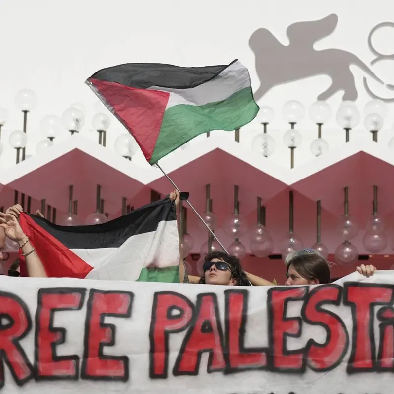 Al via la Mostra del Cinema di Venezia: flash mob per la Palestina e Leone d’Oro a Herzog