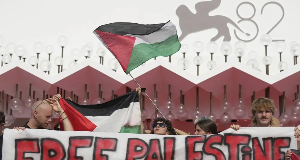 Al via la Mostra del Cinema di Venezia: flash mob per la Palestina e Leone d’Oro a Herzog