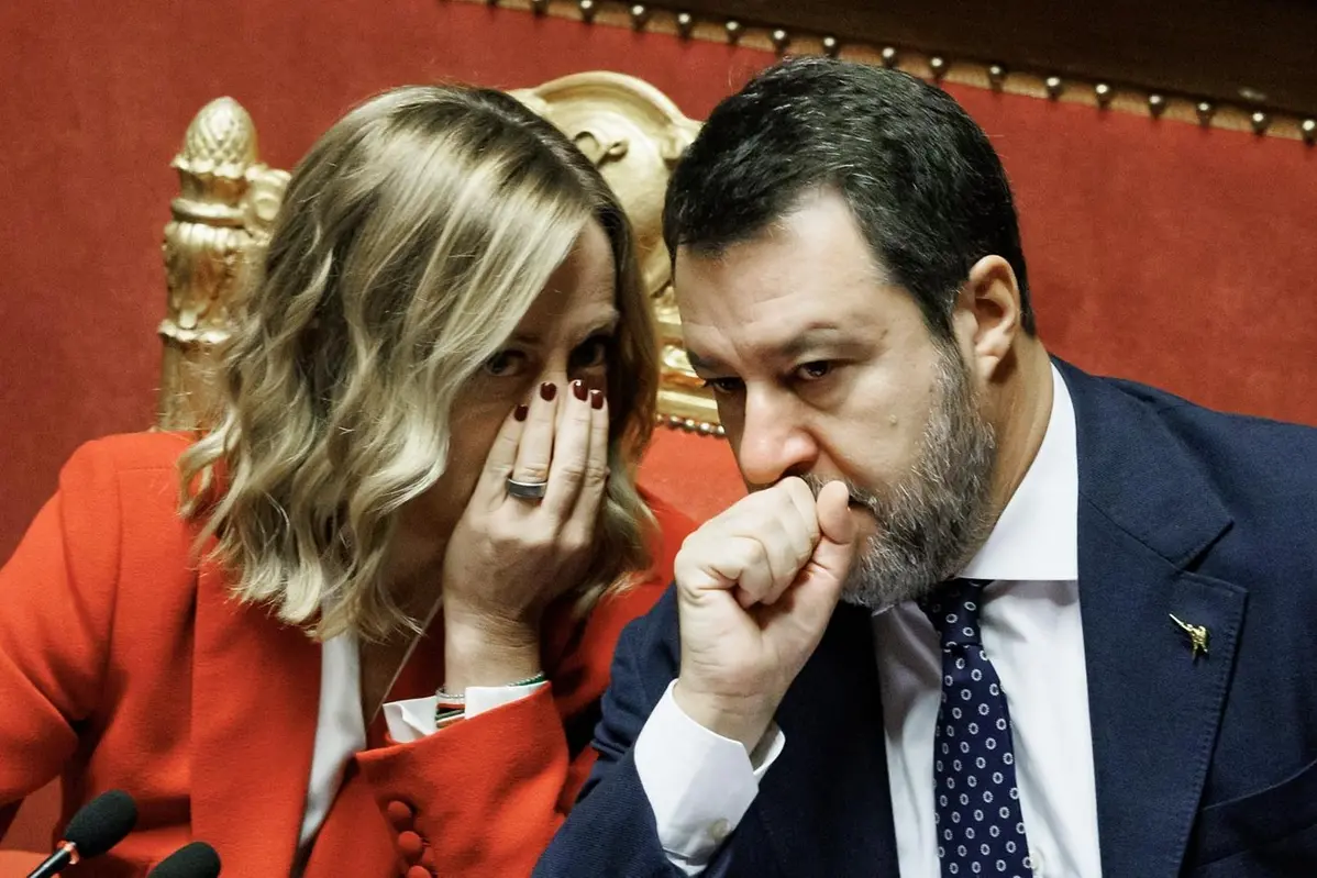 La presidente del Consiglio Giorgia Meloni e il ministro delle Infrastrutture Matteo Salvini nell\\u2019aula del Senato durante le comunicazioni in vista del Consiglio europeo