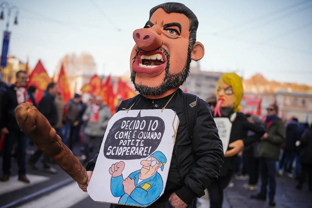 Sciopero generale, gli studenti aderiscono allo sciopero generale, nello stesso giorno in cui in tutto il mondo è giornata di azione in solidarietà alla Palestina - Torino, Venerdì 29 Novembre 2024 (Foto Marco Alpozzi/Lapresse) General strike, students join general strike, on the same day that worldwide is day of action in solidarity with Palestine - Torino, Friday, Nov. 28, 2024 (Photo Marco Alpozzi/Lapresse)