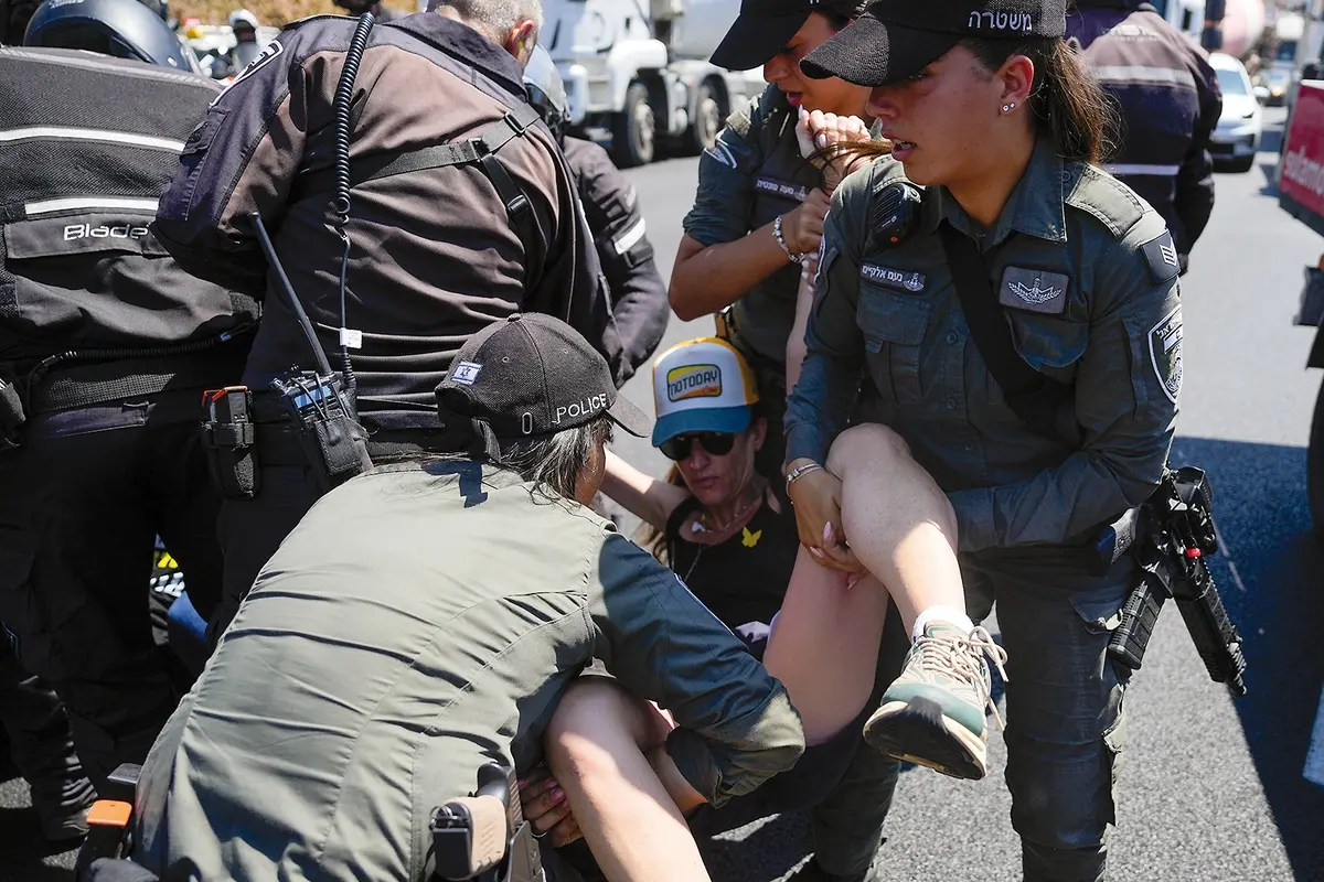 Israeli border police officers detain a demonstrator who blocked a highway during a protest demanding a cease-fire deal and the immediate release of hostages held by Hamas in the Gaza Strip after the deaths of six hostages in the Palestinian territory, in Tel Aviv, Israel, on Monday, Sept. 2, 2024. (AP Photo/Ohad Zwigenberg) Associated Press/LaPresse , AP