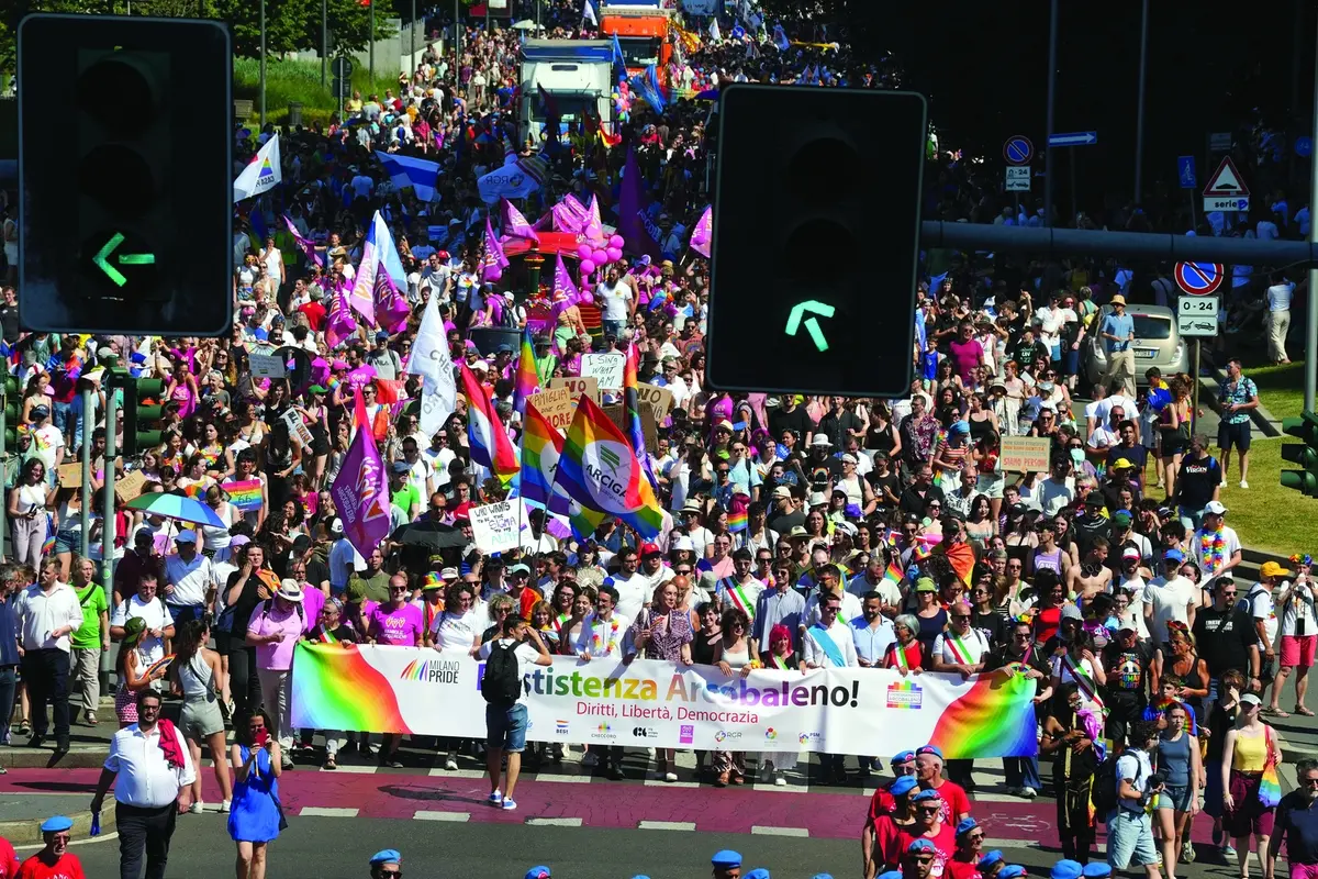 GAY PRIDE CORTEO MANIFESTAZIONE LGBTQ+ BANDIERE MANIFESTANTI STRISCIONE BANDIERA STRISCIONI , IMAGOECONOMICA