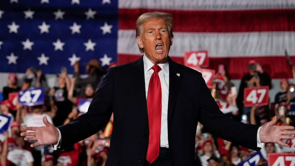 Trump insulta Biden, Pelosi e Schiff nell’ultimo comizio elettorale nel Michigan