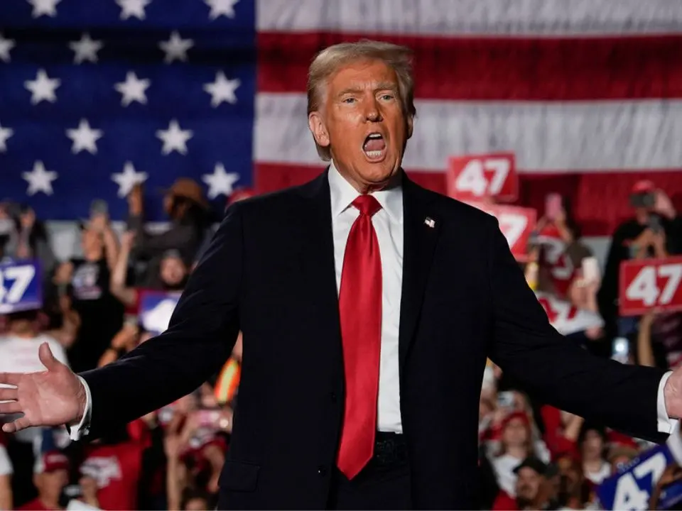 Trump insulta Biden, Pelosi e Schiff nell’ultimo comizio elettorale nel Michigan