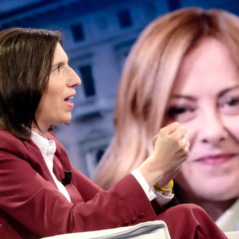 Scontro Meloni-Schlein dopo le dichiarazioni al congresso del Pse