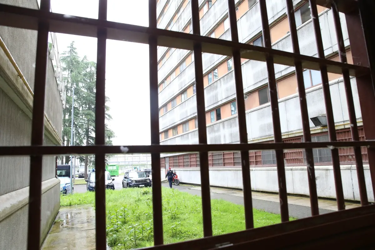 CORRIDOI AGENTE SBARRE DETENUTI CARCERE DI OPERA CFASA CIRCONDARIALE ISTITUTO DI DETENZIONE , ALTRO