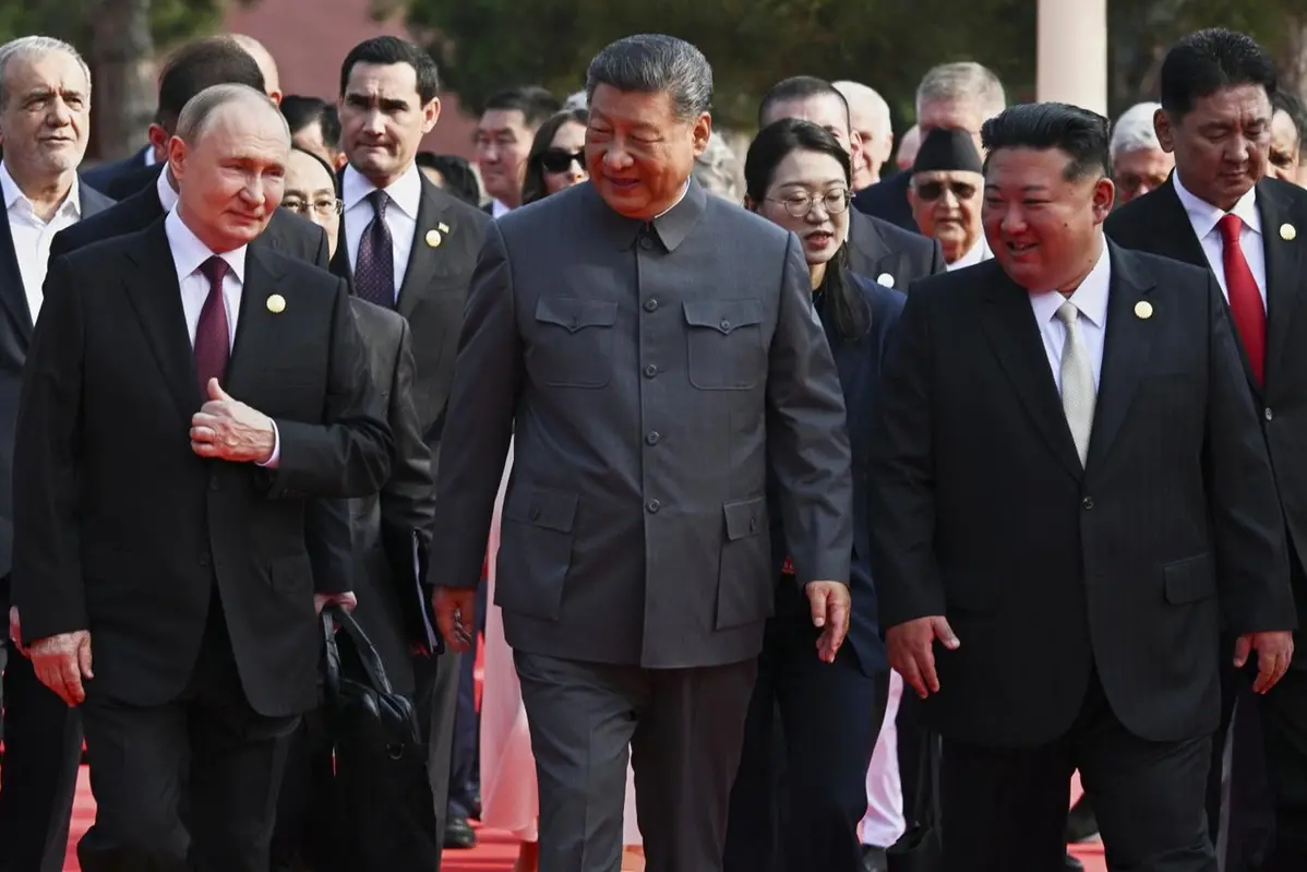 Front from left, Russian President Vladimir Putin, Chinese President Xi Jinping and North Korean leader Kim Jong Un arrive at a military parade to commemorate the 80th anniversary of Japan\\'s World War II surrender in Beijing, China, Wednesday, Sept. 3, 2025. (Sergei Bobylev, Sputnik, Kremlin Pool Photo via AP) Associated Press/LaPresse Associated Press/LaPresse , APN