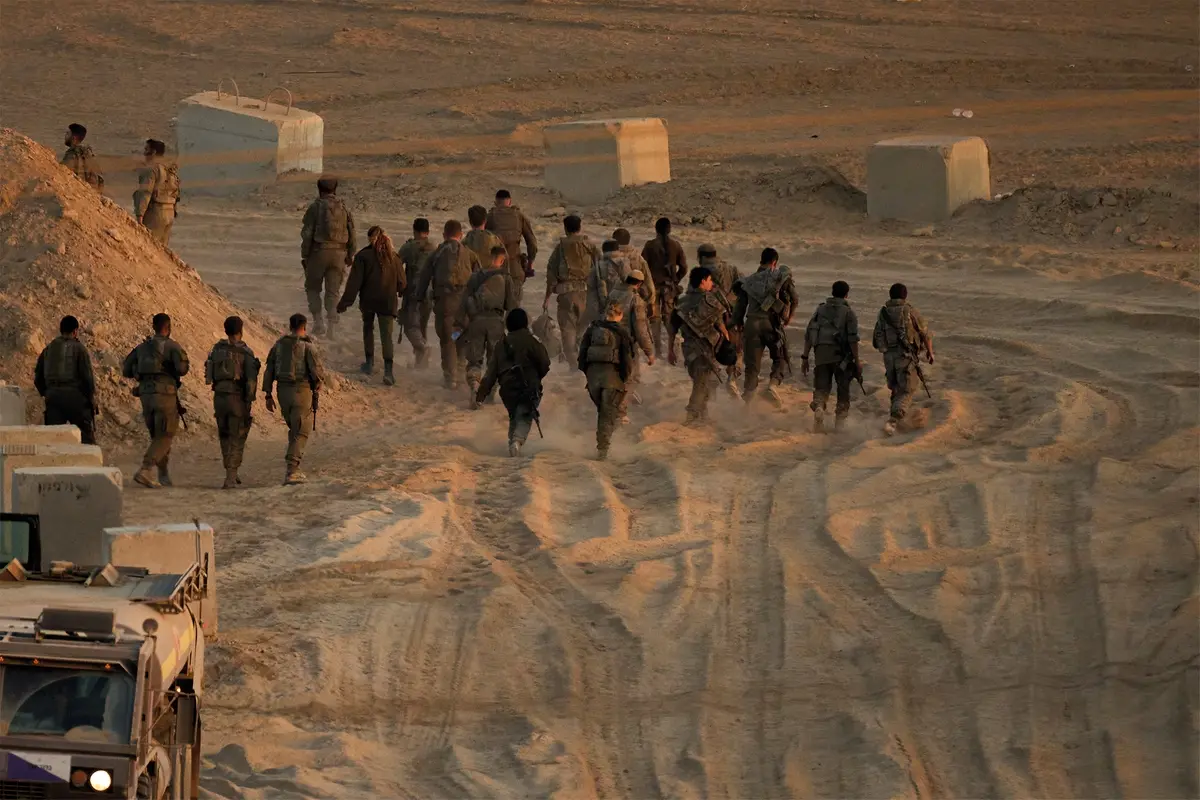 Israeli soldiers walk near the Israeli-Gaza border, as seen from southern Israel, Friday, Oct. 10, 2025, after Israel and Hamas have agreed to a pause in their war and the release of the remaining hostages. (AP Photo/Emilio Morenatti) associated Press / LaPresse Only italy and spain , AP