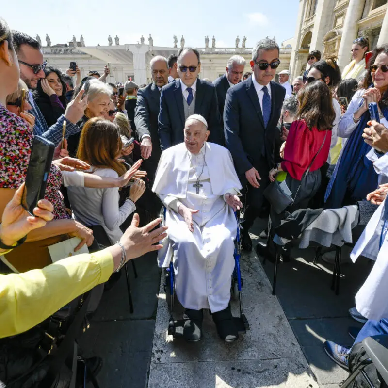 Morte di Papa Francesco, il mondo si unisce nel cordoglio: «Un faro di pace e misericordia»