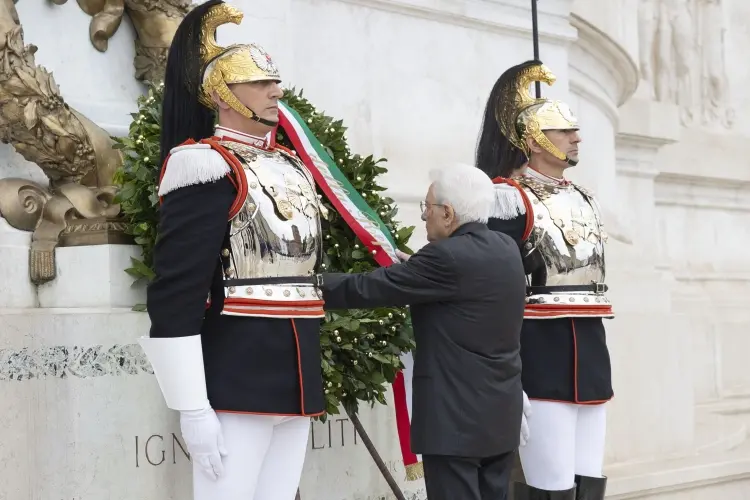 Sergio Mattarella, presidente della Repubblica, davanti all\\'Altare della Patria