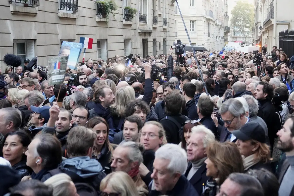 People gather outside former French President Nicolas Sarkozy's home, Tuesday, Oct. 21, 2025 in Paris. Former French President Nicolas Sarkozy heads to prison to serve time for a criminal conspiracy to finance his 2007 election campaign with funds from Libya. (AP Photo/Thibault Camus) Associated Press / LaPresseOnly italy and spain