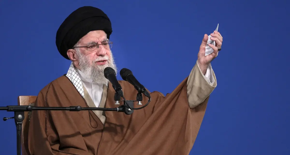 «Abbiamo vinto»: l’apparizione surreale di Khamenei