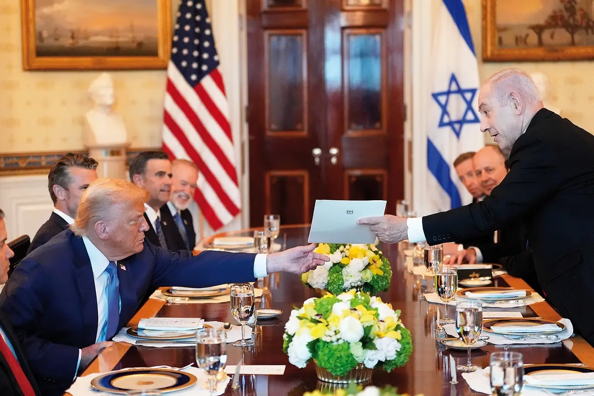 Israel\\'s Prime Minister Benjamin Netanyahu, right, hands President Donald Trump a folder during a meeting in the Blue Room of the White House, Monday, July 7, 2025, in Washington. (AP Photo/Alex Brandon) Associated Press/LaPresse , APN