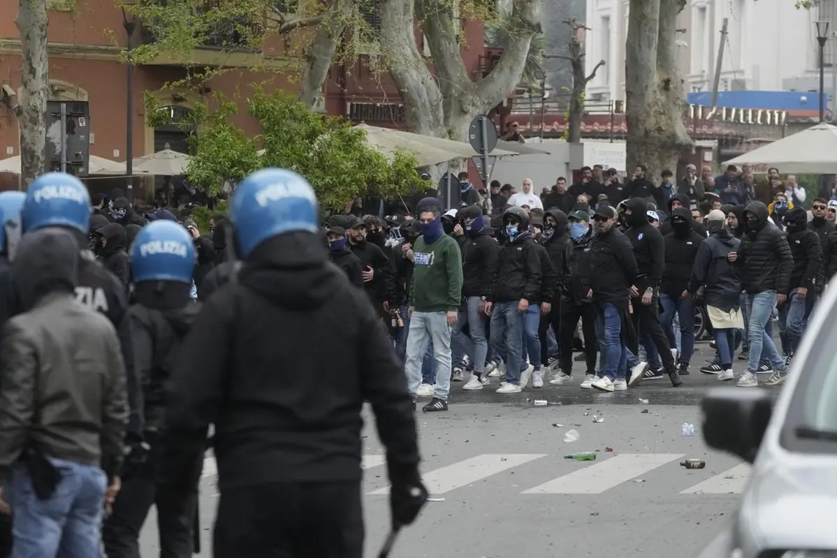 Tifosi della Lazio durante gli scontri con le forze dell\\\\\\'ordine prima della partita contro la Roma , APS