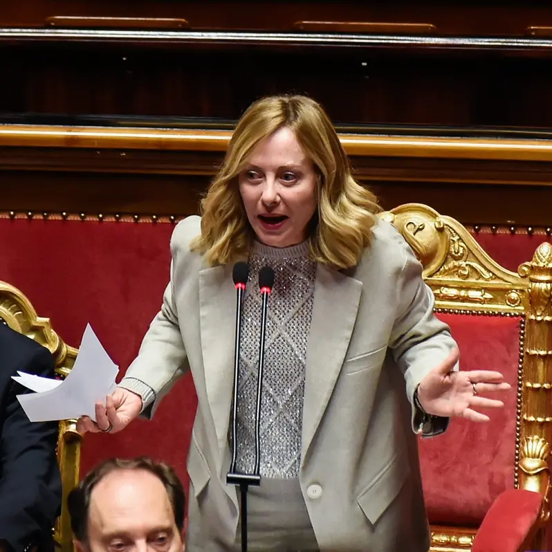 Meloni-Renzi, duello in Senato «Dimettermi? Non farò come lei...»