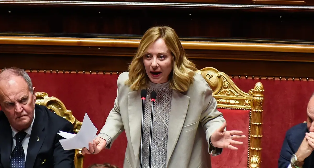 Meloni-Renzi, duello in Senato «Dimettermi? Non farò come lei...»