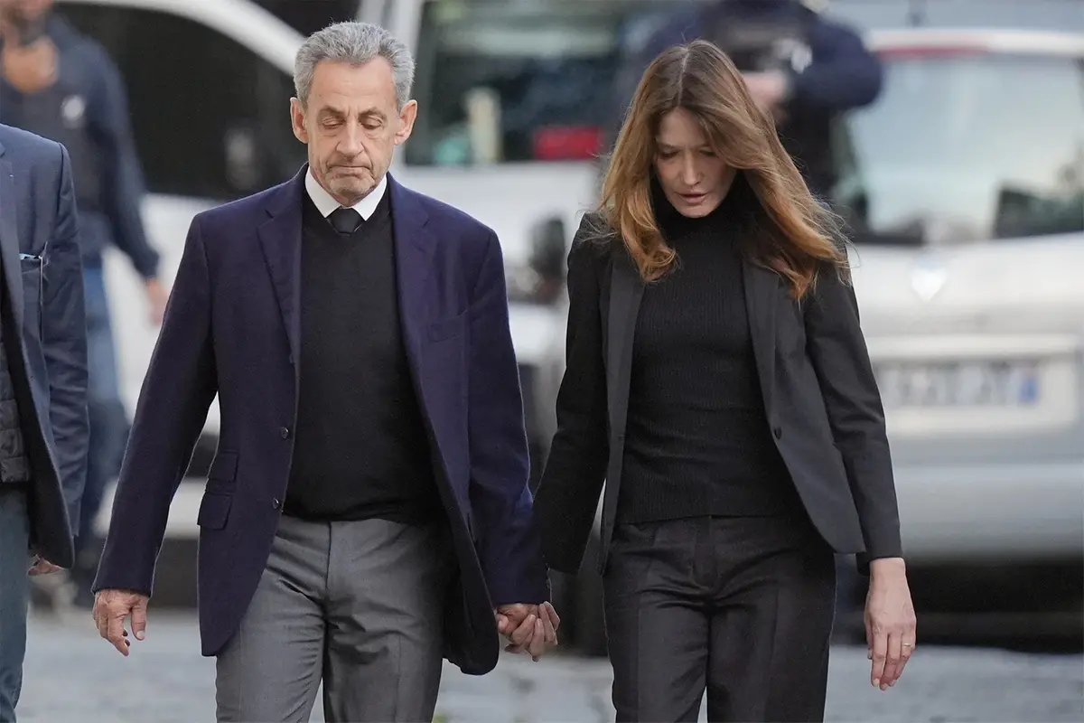 Former French President Nicolas Sarkozy and his wife Carla Bruni-Sarkozy leave their home Tuesday, Oct. 21, 2025 in Paris as Nicolas Sarkozy heads to prison to serve time for a criminal conspiracy to finance his 2007 election campaign with funds from Libya. (AP Photo/Thibault Camus) Associated Press / LaPresse Only italy and spain , APN