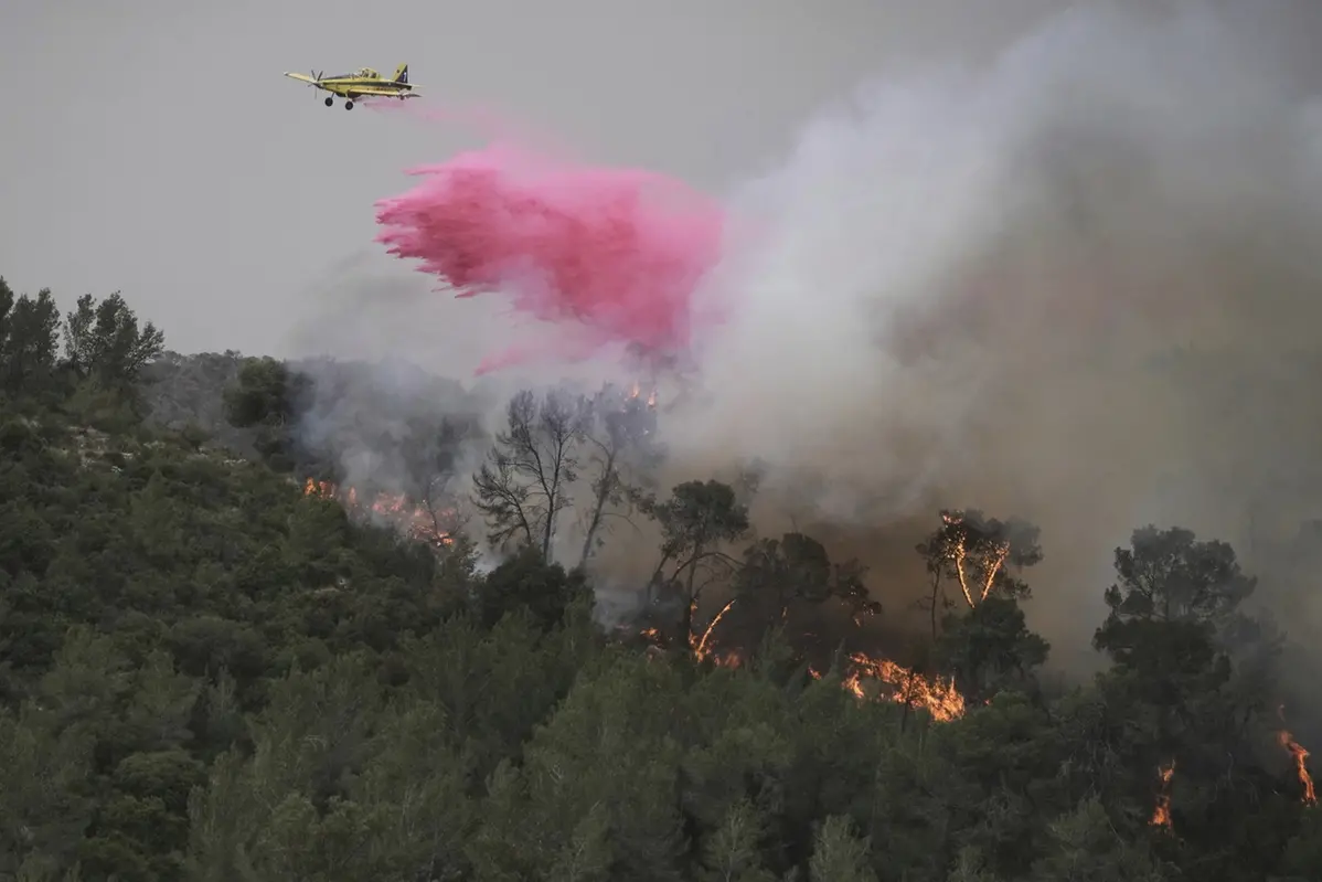 A plane uses a fire retardant to extinguish a fire burning in a forest near Jerusalem, Wednesday, April 30, 2025. (AP Photo/Mahmoud Illean) , APN