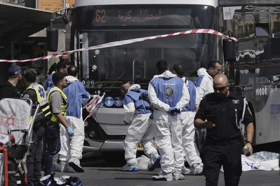 Attentato su un autobus a Gerusalemme, sei vittime. Hamas: “Eroico”