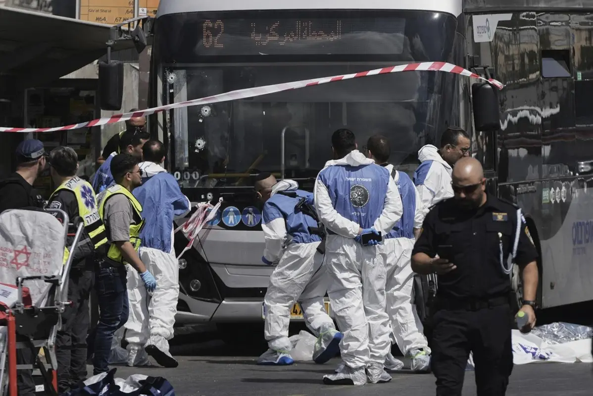 Associated Press/LaPresseIsraeli police and rescue teams respond at the scene of a shooting attack where several people killed and injured in Jerusalem, Monday, Sept. 8, 2025. (AP Photo/Mahmoud Illean) , APN
