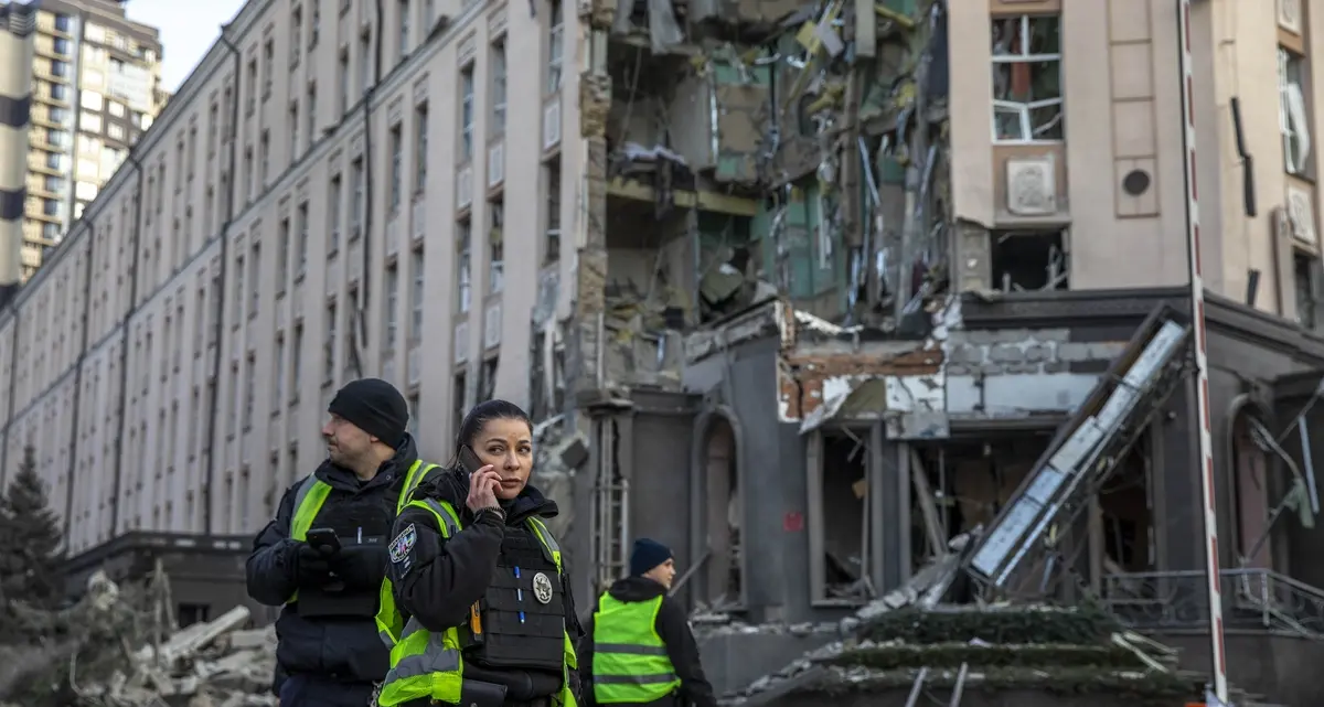 Missili e droni su Kiev: sei morti, tra cui un bambino