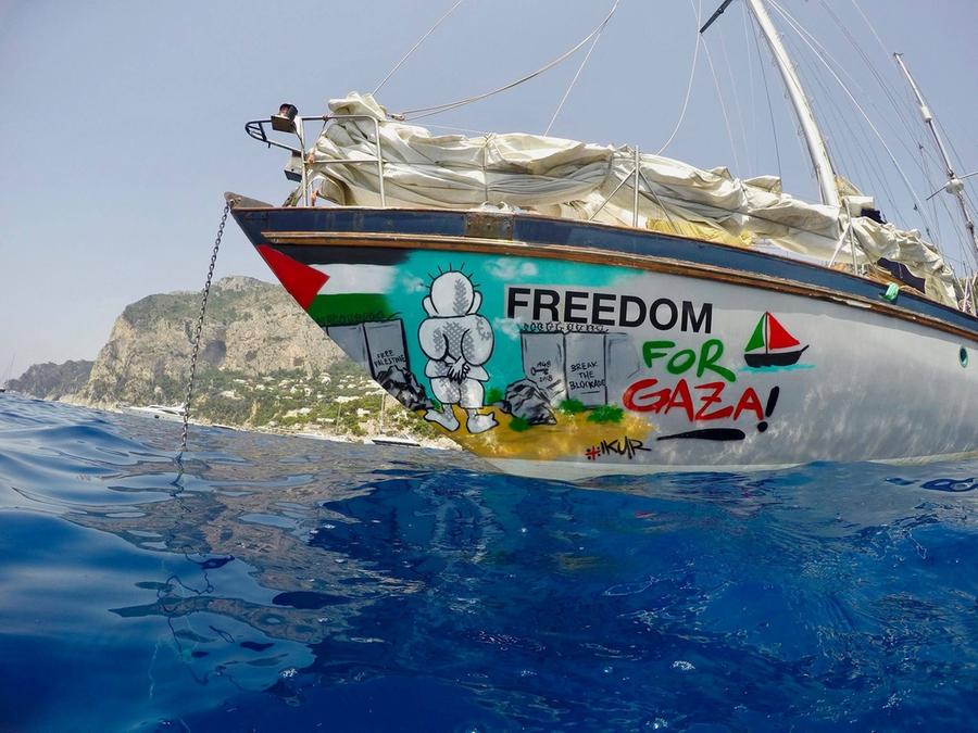 Global Sumud Flotilla, imbarcazione colpita da un presunto drone in acque tunisine: a bordo anche Greta Thunberg, tutti salvi