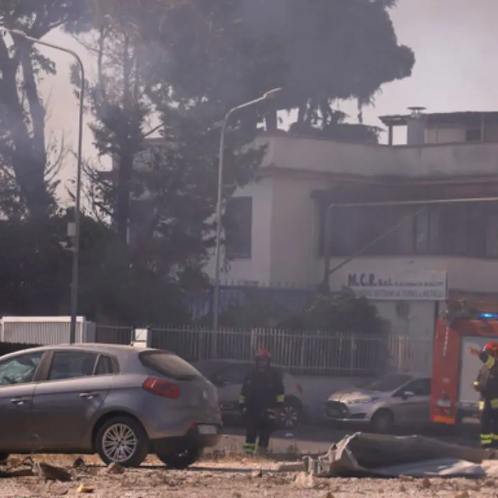 Esplosione in un deposito Gpl a Roma: 27 feriti e scuole danneggiate, evacuati bambini e residenti