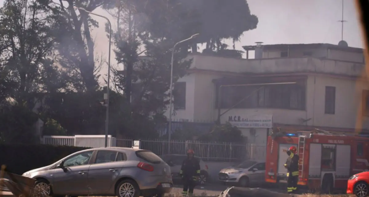 Esplosione in un deposito Gpl a Roma: 27 feriti e scuole danneggiate, evacuati bambini e residenti