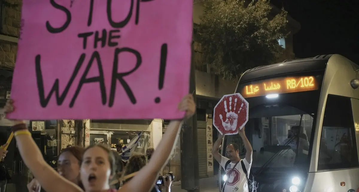 Gaza, raid israeliani causano 21 morti: attacco a Gerusalemme Est, Greta Thunberg con la flottiglia per gli aiuti