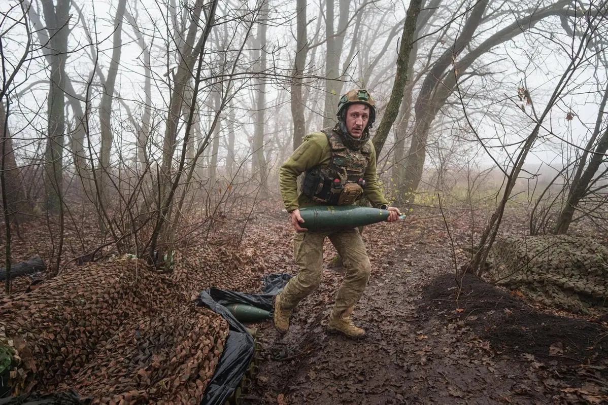 A Ukrainian serviceman of the Da Vinci Wolves Battalion carries an artillery shell before firing toward Russian positions at the front line in eastern Ukraine, on Friday, Nov. 28, 2025. (AP Photo/Evgeniy Maloletka) Associated Press / LaPresse Only italy and spain , APN