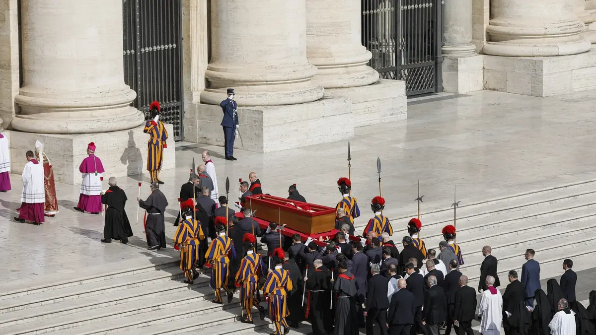 Funerali di Papa Francesco: l'omaggio dei fedeli e il rito della traslazione nella Basilica di San Pietro – FOTO