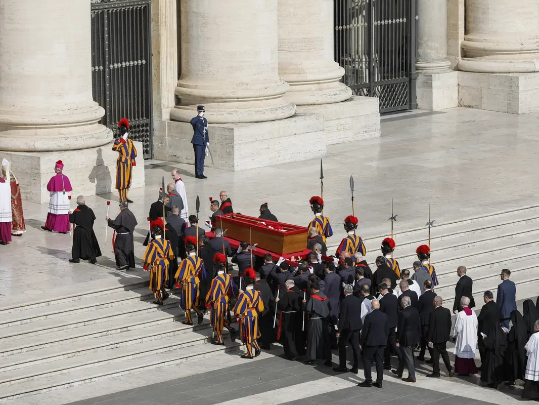 Funerali di Papa Francesco: l'omaggio dei fedeli e il rito della traslazione nella Basilica di San Pietro – FOTO