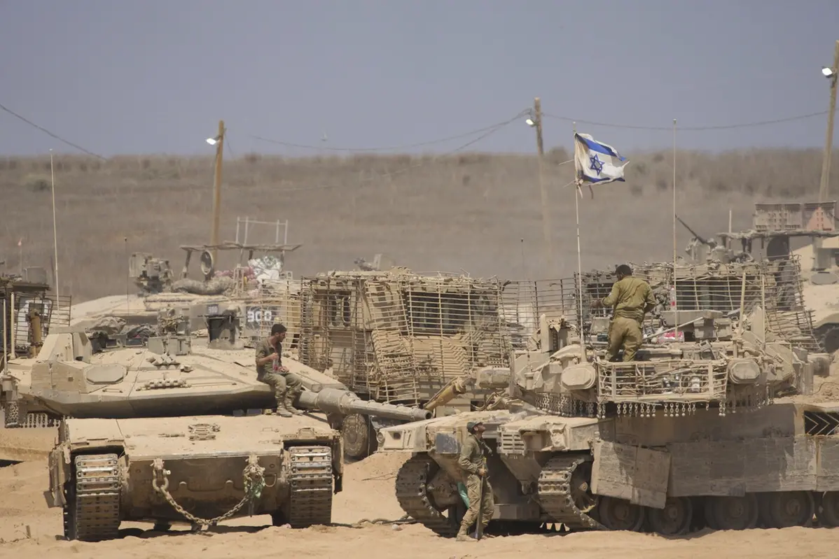 Soldati israeliani in azione sui carri armati in un\\'area di sosta al confine con la Striscia di Gaza , APN