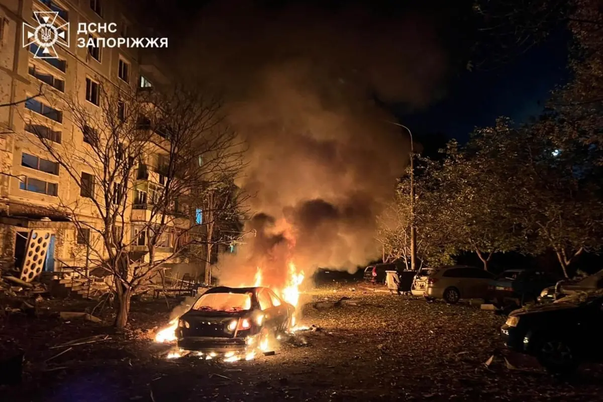 In this photo provided by the Ukrainian Emergency Service, fire and smoke raises after a residential building was damaged during Russia\\'s air strike in Zaporizhzhia, Ukraine, Sunday, Oct. 5, 2025. (Ukrainian Emergency Service via AP) Associated Press/LaPresse , APN