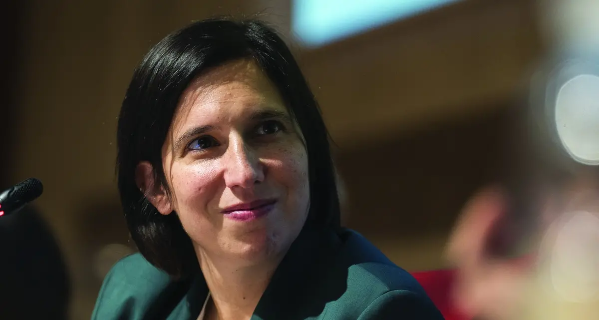 Salvate il soldato Elly. Riformisti, centristi e grandi ex all’attacco della segretaria dem