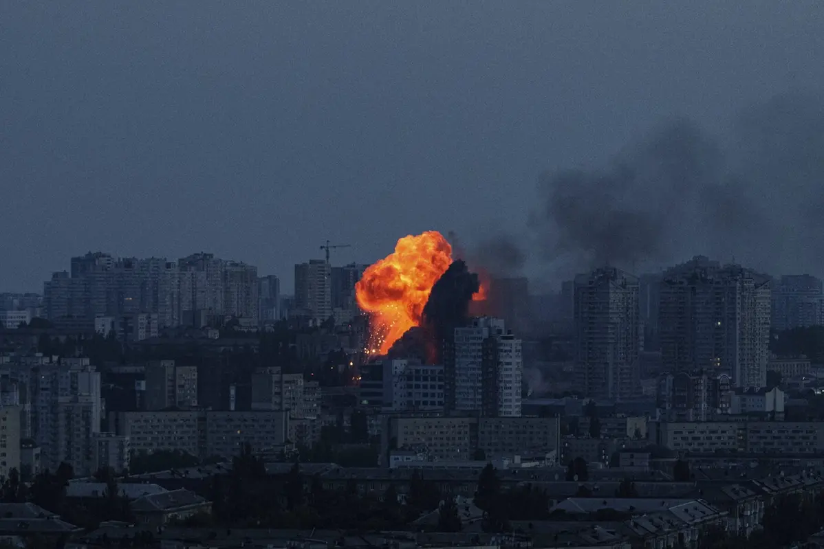La situazione durante un attacco di droni russi a Kiev , APN
