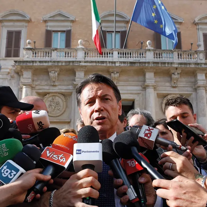 Conte “Masaniello” dell’antimilitarismo in pressing su Schlein