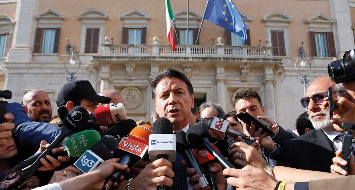 Conte “Masaniello” dell’antimilitarismo in pressing su Schlein
