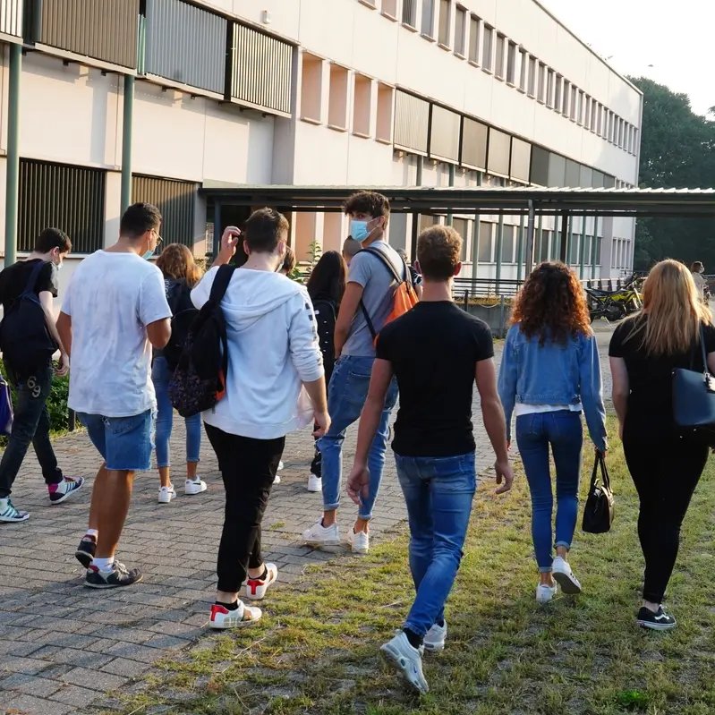 L’abbraccio in tribunale che archivia una storia di bullismo: “La sentenza più bella”