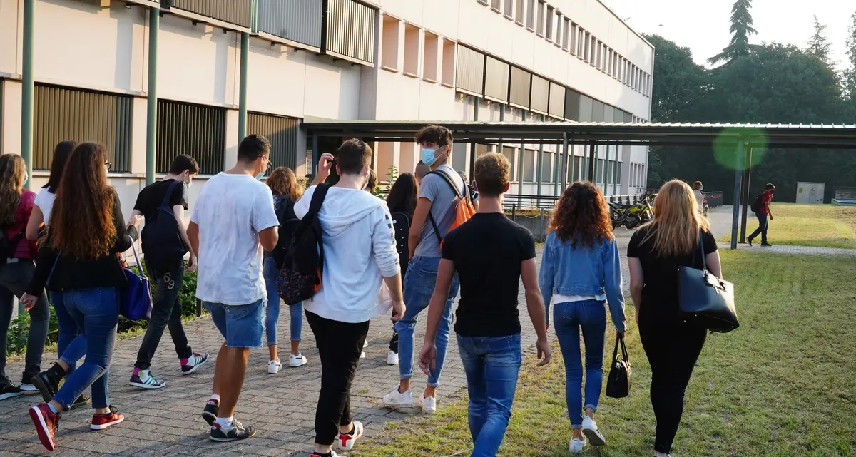 L’abbraccio in tribunale che archivia una storia di bullismo: “La sentenza più bella”