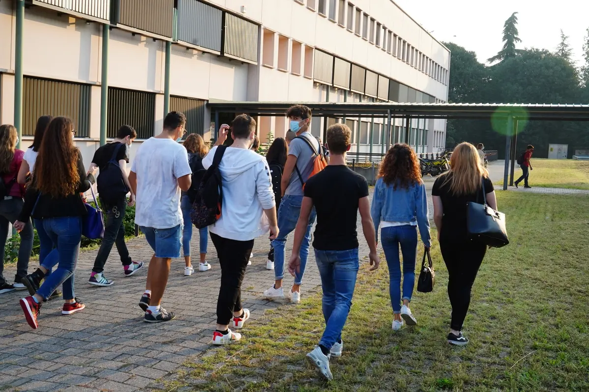 APERTURA ANNO SCOLASTICO, L\\u2019ISTITUTO LAGRANGE DI MILANO PRIMO GIORNO DI SCUOLA RITORNO A DOPO IL LOCKDOWN NELLE SCUOLE ALUNNI STUDENTI RAGAZZI INGRESSO INGRESSI , IMAGOECONOMICA