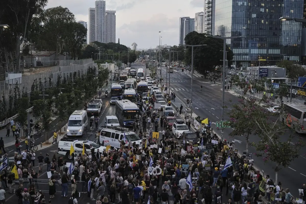 Parenti e sostenitori di israeliani tenuti in ostaggio da Hamas a Gaza bloccano una strada durante una protesta in occasione dei 600 giorni della loro prigioni , AP