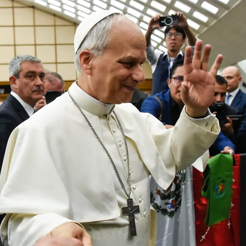 Papa Leone XIV inizia il suo pontificato con messaggi di pace e speranza. Possibile incontro con JD Vance in Vaticano