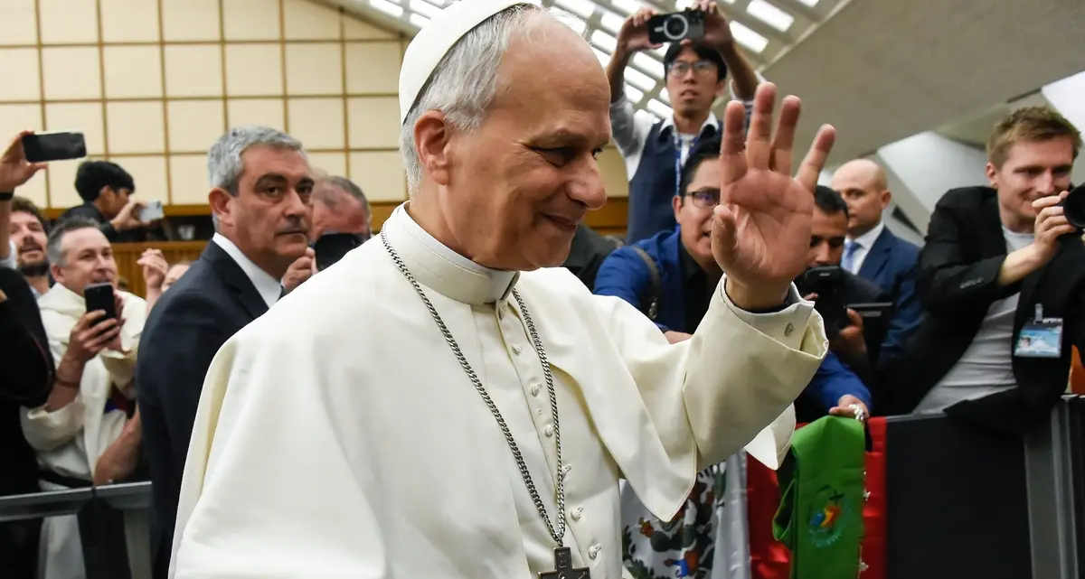 Papa Leone XIV inizia il suo pontificato con messaggi di pace e speranza. Possibile incontro con JD Vance in Vaticano