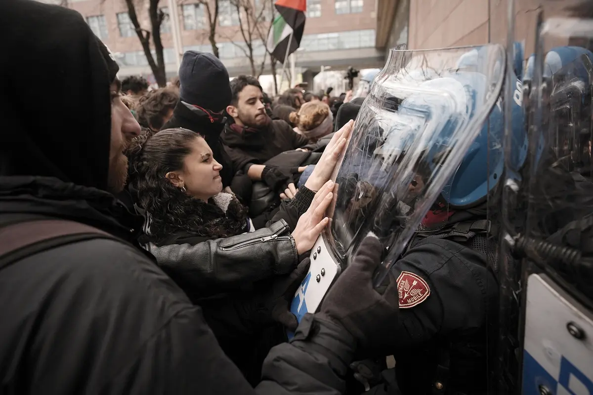 Gli studenti durante alcuni scontri con le forze dell\\'ordine nel centro di Torino durante una manifestazione a sostegno dei palestinesi e contro le politiche scolastiche del governo, nel giorno dello sciopero pubblico nazionale organizzato dai sindacati USB, che coinvolge scuole, trasporti e sanit\\u00E0 pubblica - Torino, Venerd\\u00EC 13 Dicembre 2024 (Foto Marco Alpozzi/Lapresse) Students during some clashes with police in downtown Turin during a demonstration in support of Palestinians and against the government\\'s education policies on the day of a nationwide public strike organized by USB unions involving schools, transportation and public health - Turin, Friday, Dec. 13, 2024 (Photo Marco Alpozzi/Lapresse) , LAPRESSE