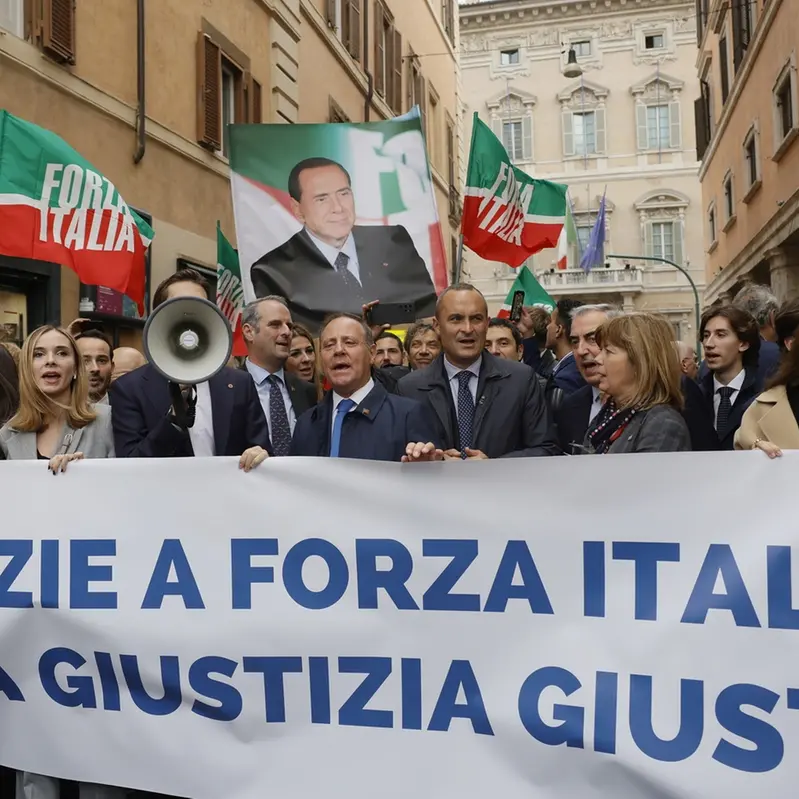 Carriere separate, il Senato dice sì. E il centrodestra festeggia in piazza