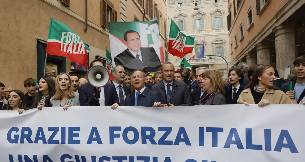 Carriere separate, il Senato dice sì. E il centrodestra festeggia in piazza