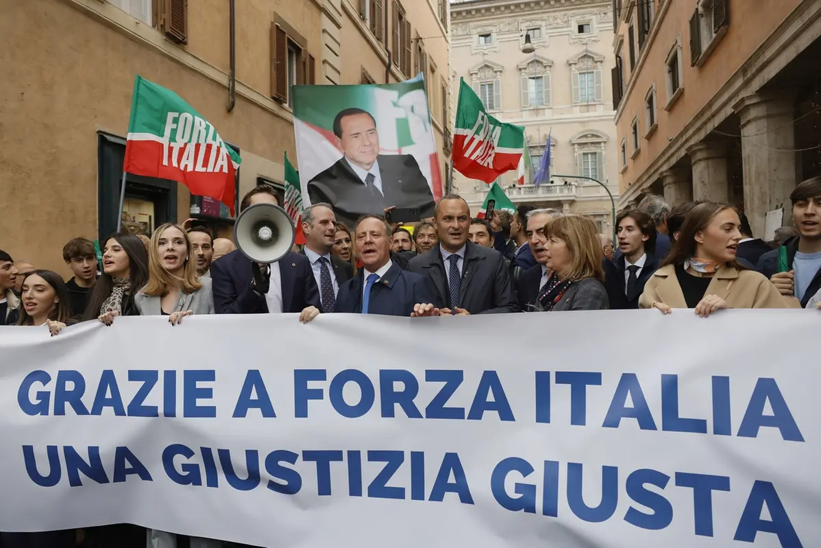 Flash Mob di Forza Italia davanti al Senato per il disegno di legge sulla separazione della carriere per la magistratura \\u2014Roma\\u2014 Italia \\u2014 Gioved\\u00EC 30 Ottobre 2025 - Politica - (foto di Cecilia Fabiano/LaPresse) Forza Italia\\'s flash mob in front of the Senate for the bill on Magistrate career separation. \\u2014Italy \\u2014 Thursday , October 30, 2025 - Politics - (photo by Cecilia Fabiano/LaPresse) , LAPRESSE
