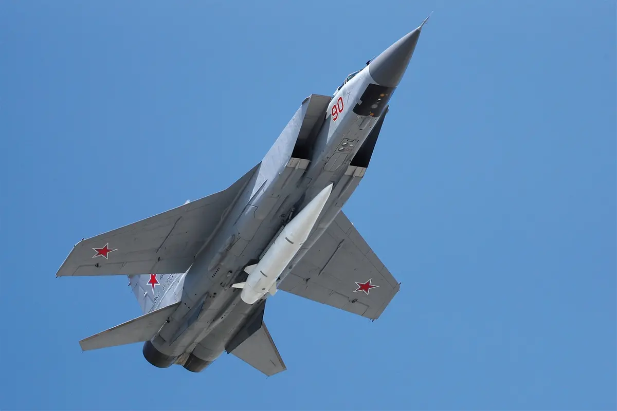 FILE - A Russian Air Force MiG-31K jet carries a high-precision hypersonic aero-ballistic missile Kh-47M2 Kinzhal during the Victory Day military parade to celebrate 73 years since the end of WWII and the defeat of Nazi Germany, in Moscow, on May 9, 2018. (AP Photo/Pavel Golovkin, File) Associated Press / LaPresse Only italy and spain , AP